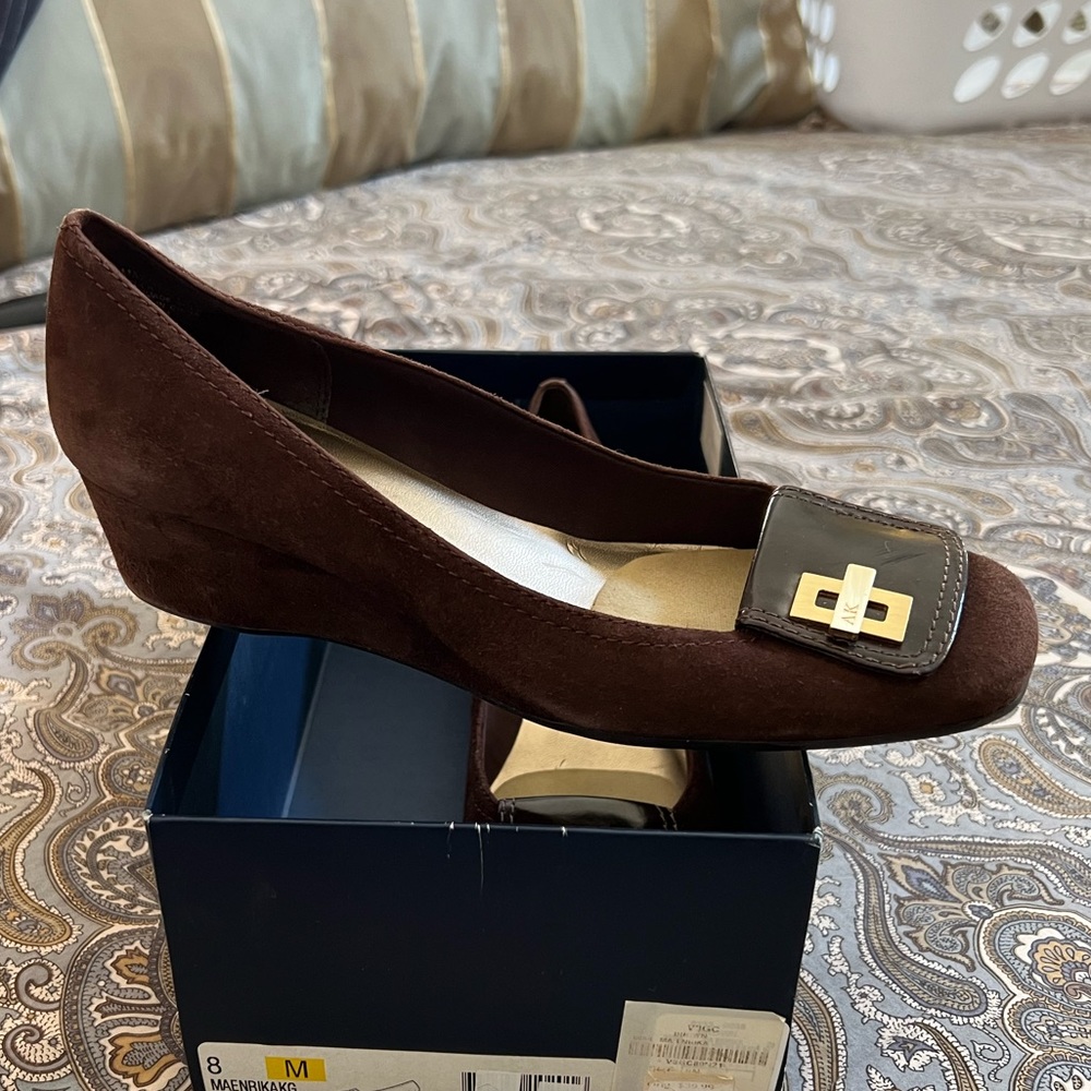 Ann Klein Wedge flex sued shoes